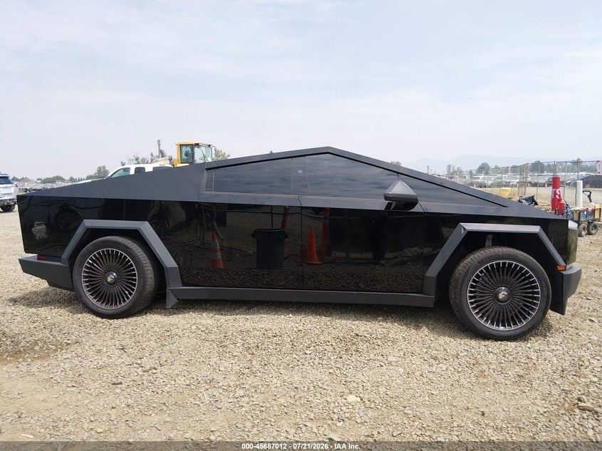 TESLA CYBERTRUCK - zdjęcie 13