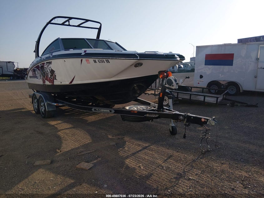2013 CHAPARRAL 24' auction photo 2