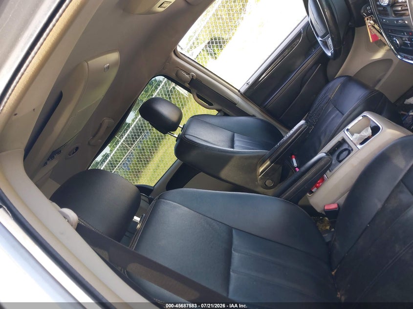 2014 CHRYSLER TOWN & COUNTRY auction photo 5