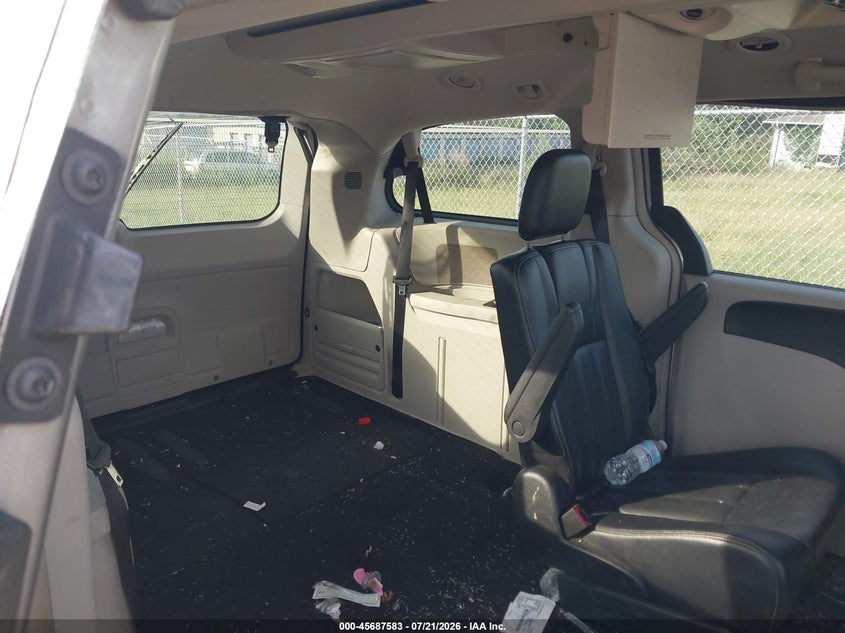 2014 CHRYSLER TOWN & COUNTRY auction photo 8