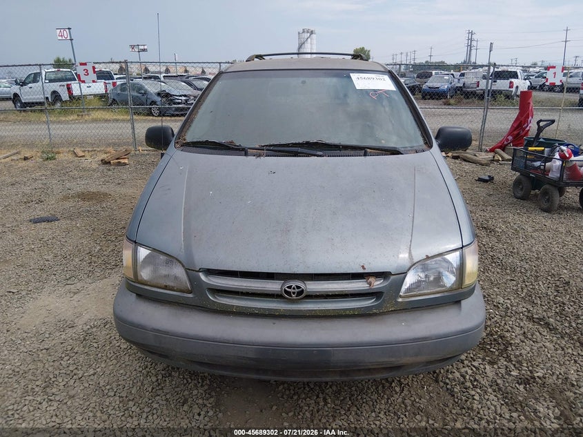 1999 Toyota Sienna Le VIN: 4T3ZF13C2XU118235 Lot: 45689302
