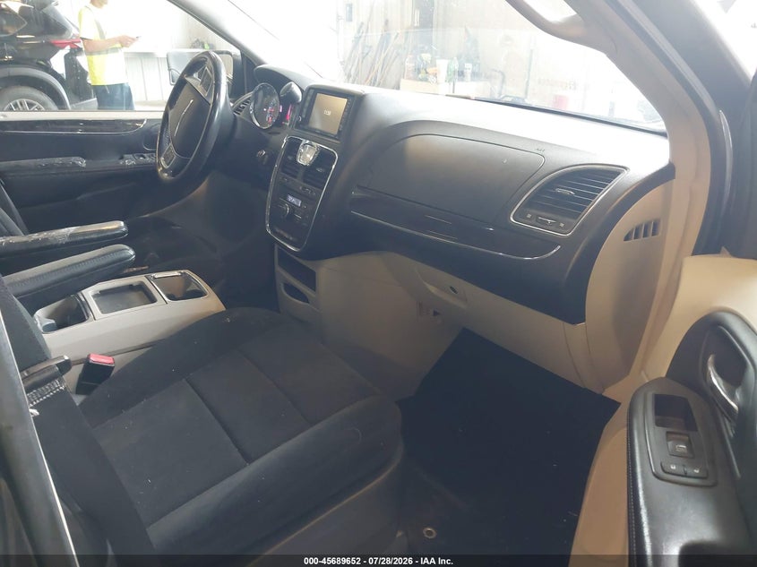 2012 CHRYSLER TOWN & COUNTRY auction photo 5