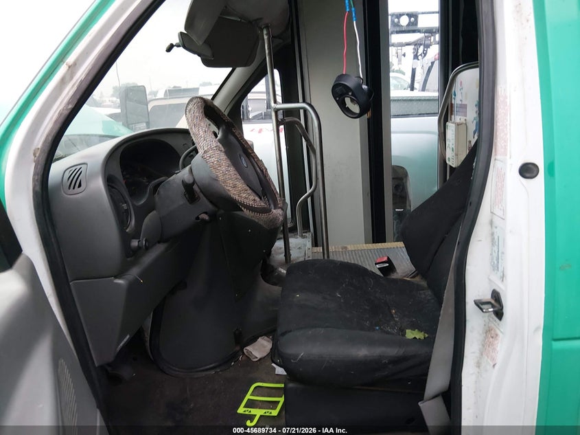 2004 FORD E-450 CUTAWAY auction photo 6
