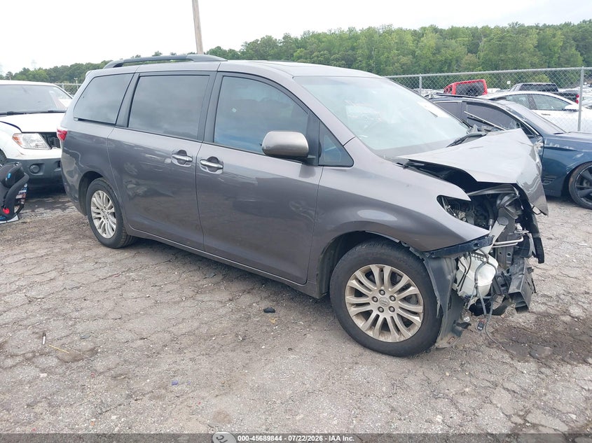 2016 TOYOTA SIENNA auction photo 1