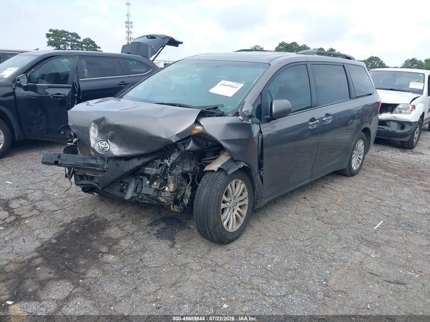 2016 TOYOTA SIENNA auction photo 2