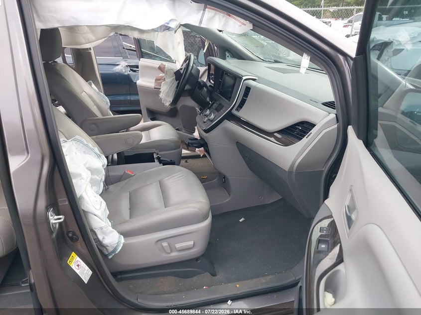 2016 TOYOTA SIENNA auction photo 5