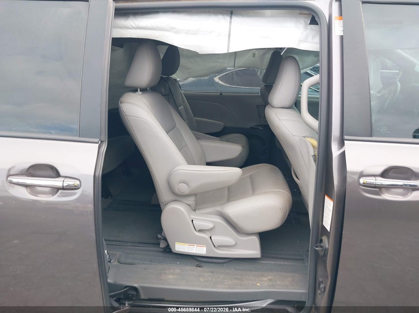 2016 TOYOTA SIENNA auction photo 8