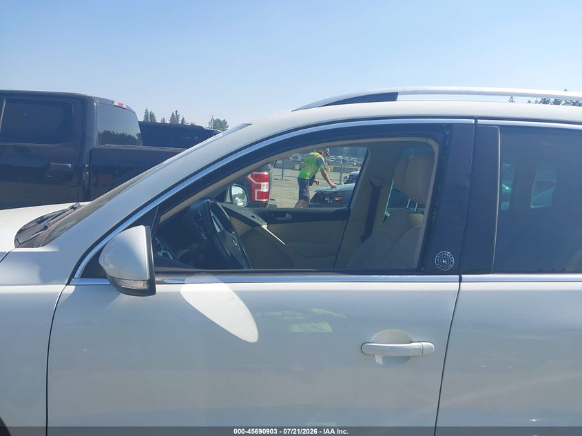 2017 VOLKSWAGEN TIGUAN auction photo 6
