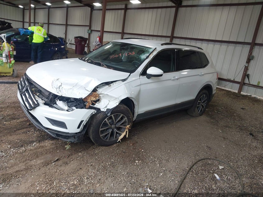 2020 VOLKSWAGEN TIGUAN auction photo 2
