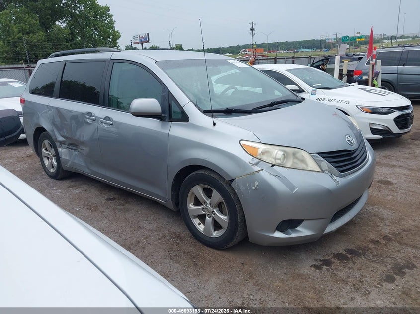2014 TOYOTA SIENNA auction photo 1