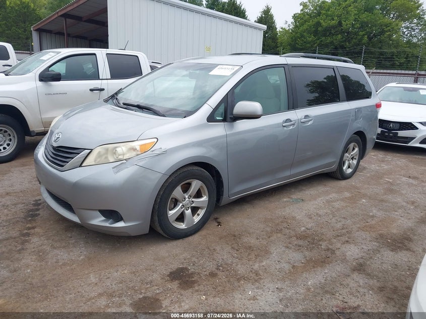 2014 TOYOTA SIENNA auction photo 2