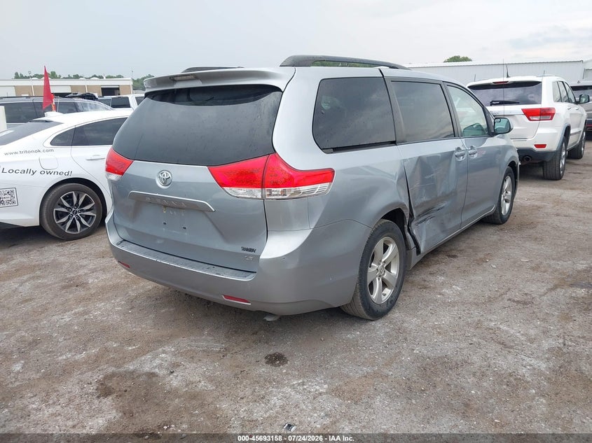 2014 TOYOTA SIENNA auction photo 4