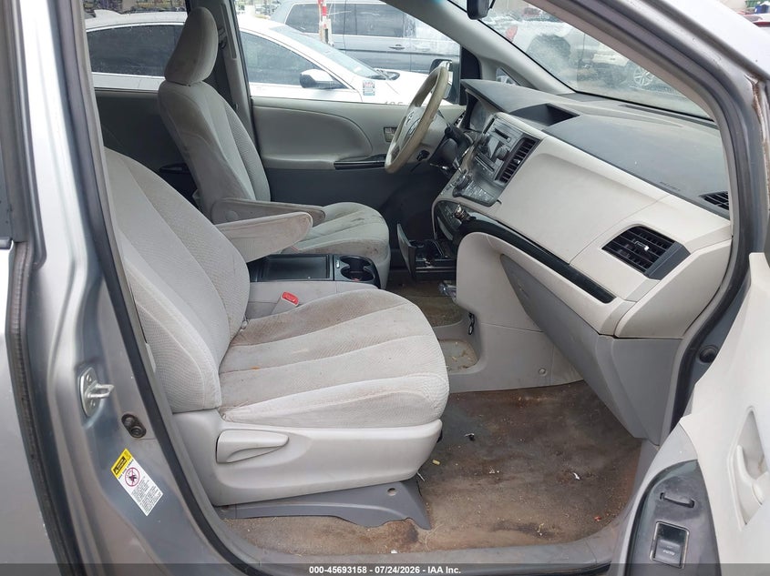 2014 TOYOTA SIENNA auction photo 5