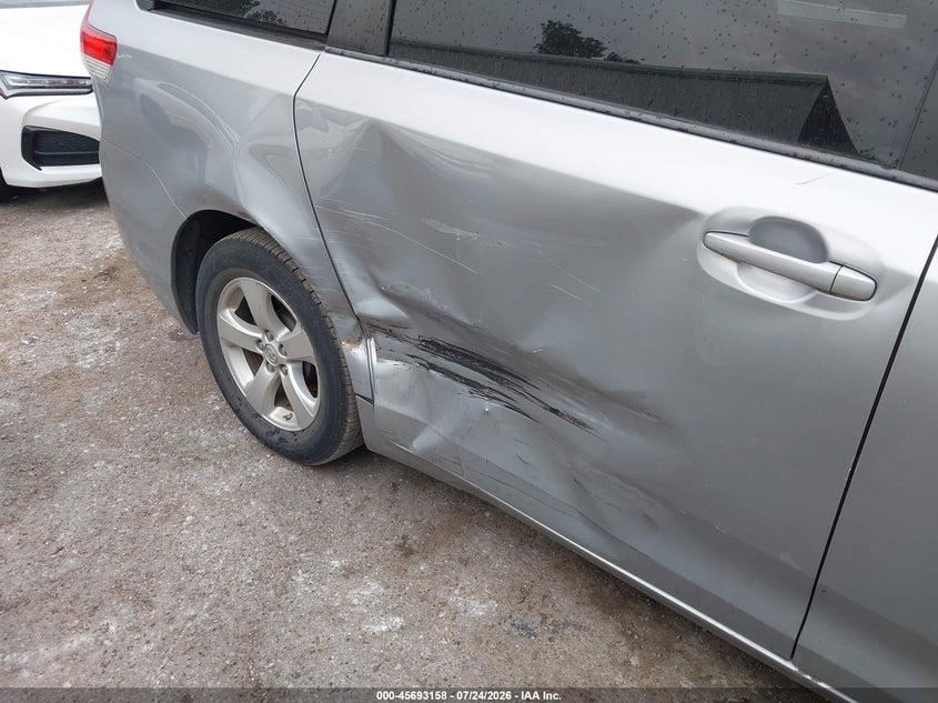 2014 TOYOTA SIENNA auction photo 6
