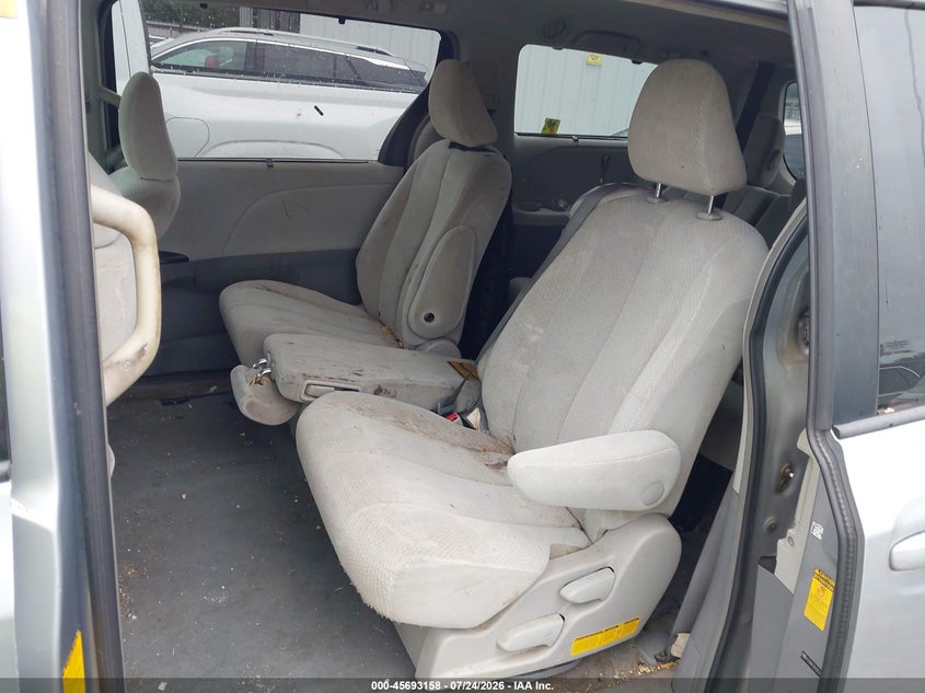 2014 TOYOTA SIENNA auction photo 8