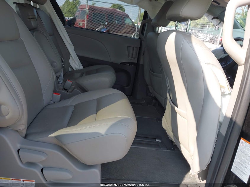 TOYOTA SIENNA - zdjęcie 8