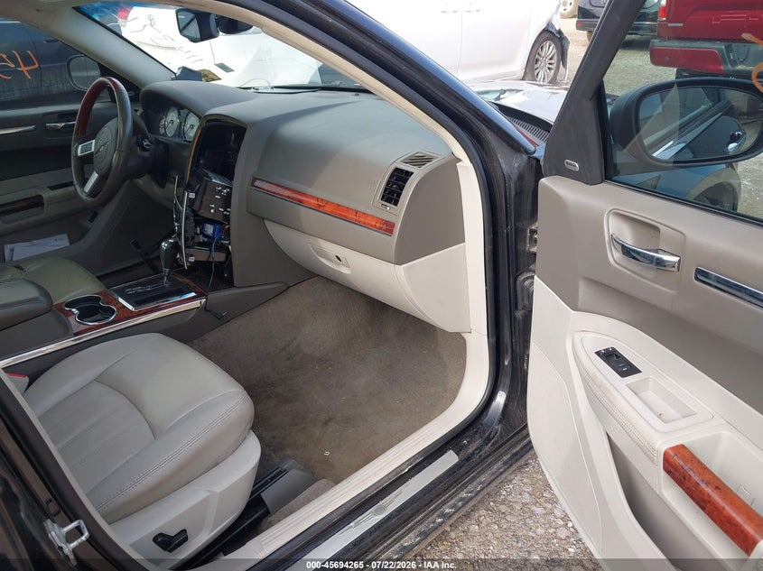 2010 CHRYSLER 300C auction photo 5