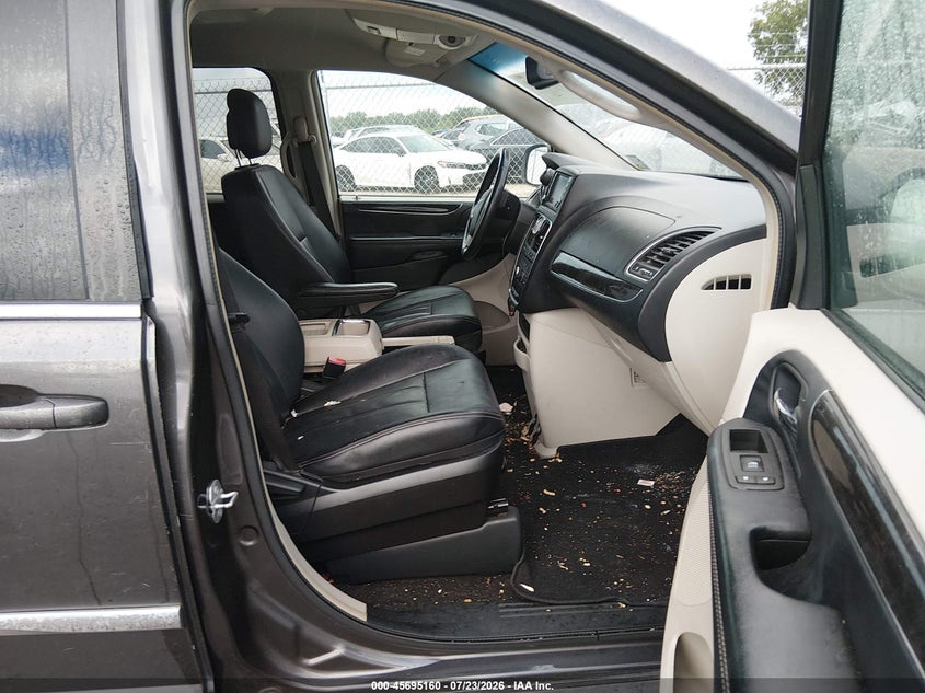 2016 CHRYSLER TOWN & COUNTRY auction photo 5