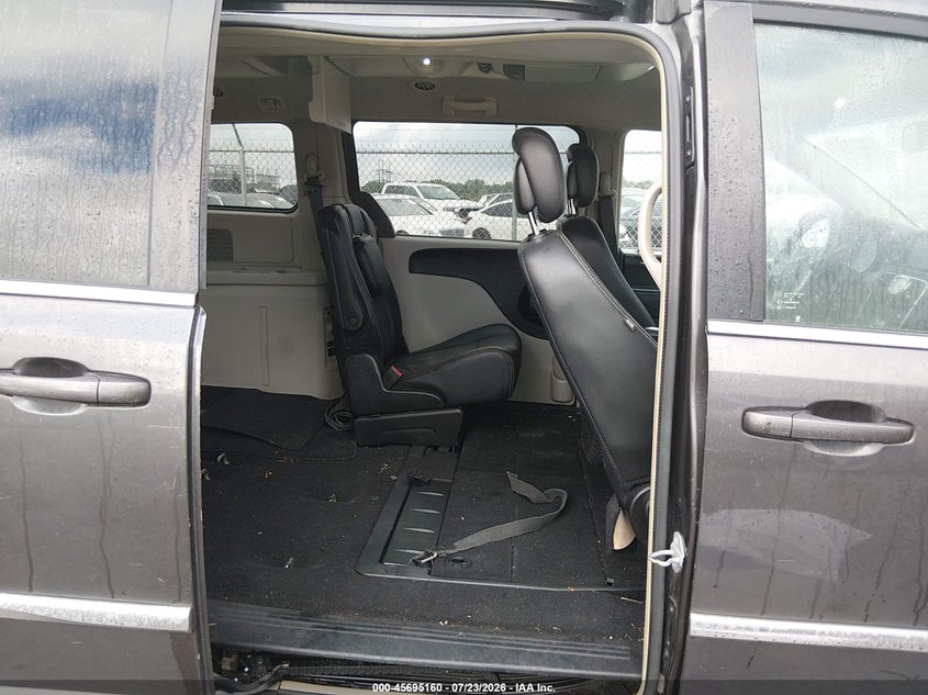 2016 CHRYSLER TOWN & COUNTRY auction photo 8