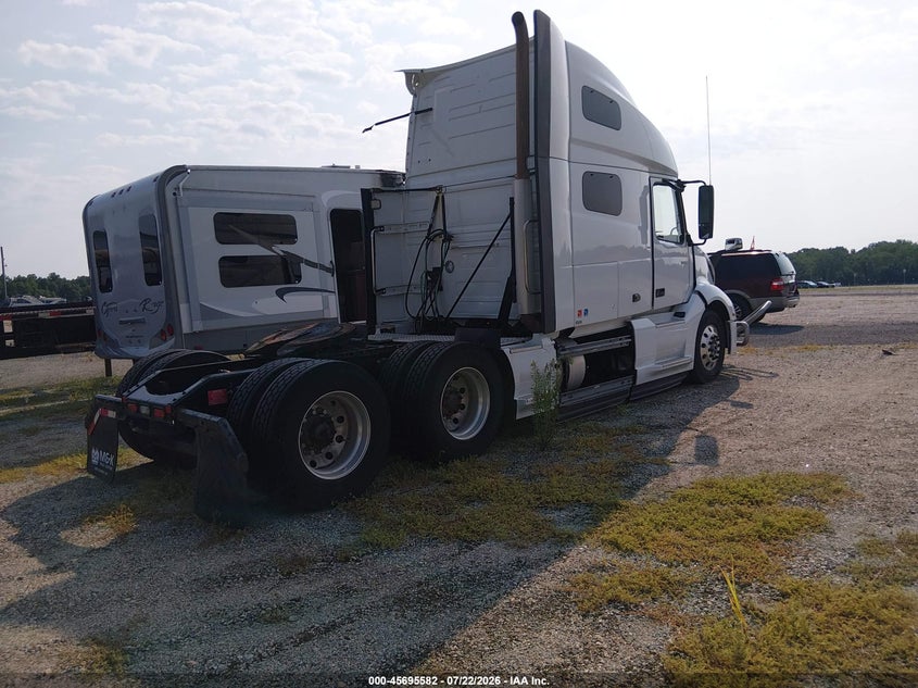 2023 VOLVO VNL auction photo 4