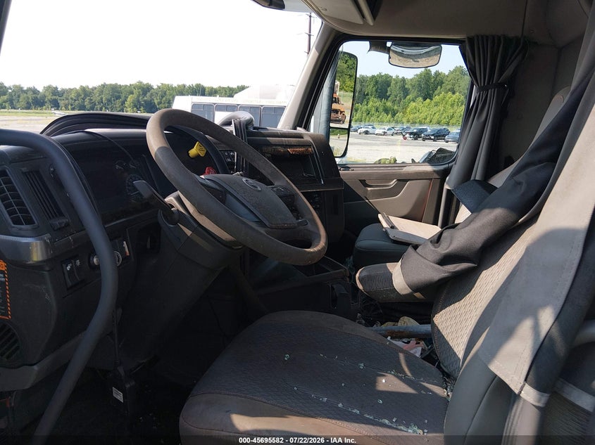 2023 VOLVO VNL auction photo 7