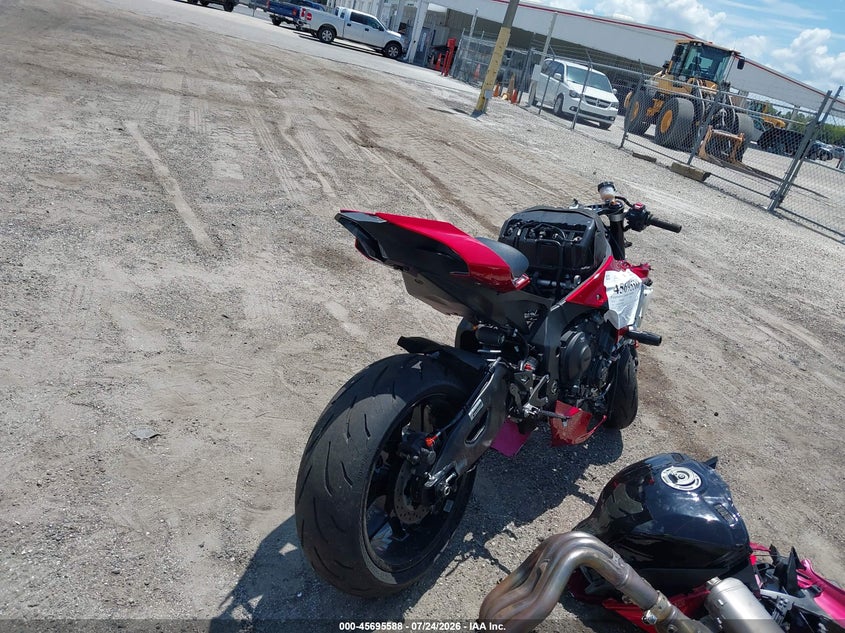 2024 YAMAHA YZFR1 auction photo 4