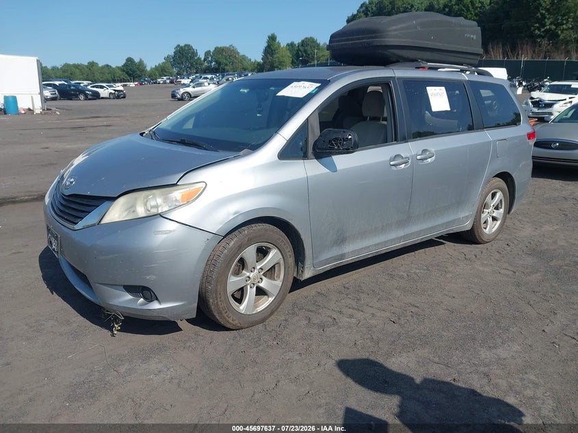 2013 TOYOTA SIENNA auction photo 2