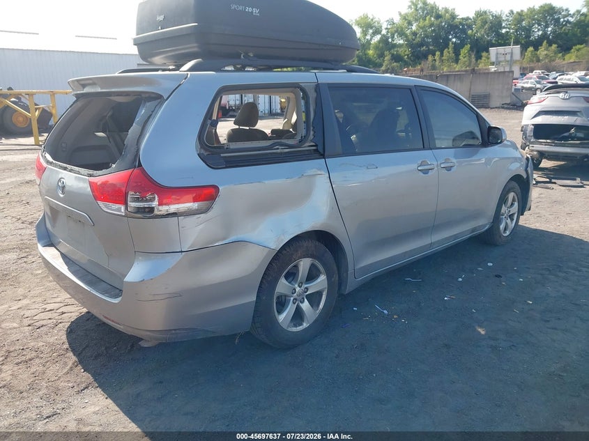 2013 TOYOTA SIENNA auction photo 4
