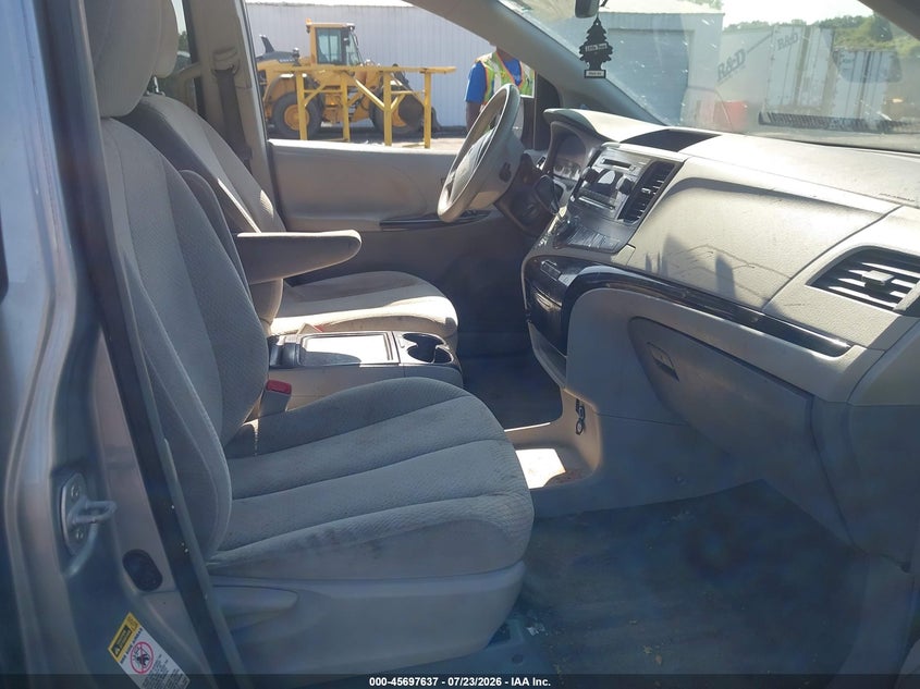 2013 TOYOTA SIENNA auction photo 5