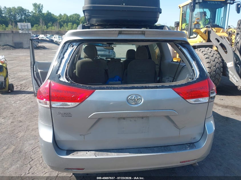 2013 TOYOTA SIENNA auction photo 6