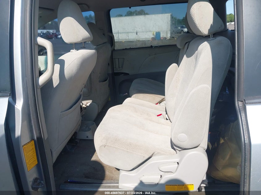 2013 TOYOTA SIENNA auction photo 8
