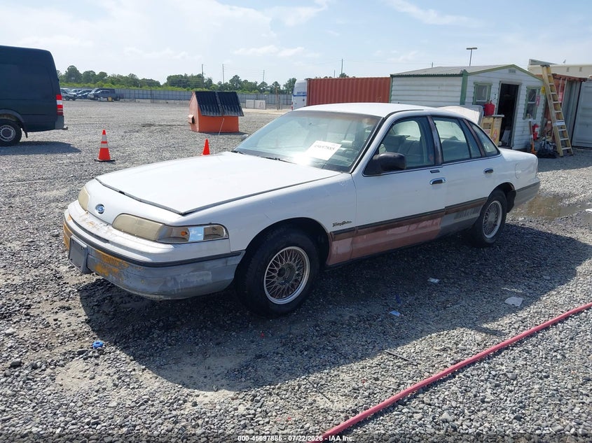 1992 Ford Crown Victoria Touring, Normal Wear & Tear, IAAI, VIN 2FACP75WXNX234787 — photo 2