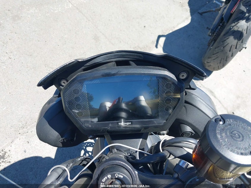 2025 TRIUMPH MOTORCYCLE STREET TRIPLE auction photo 7