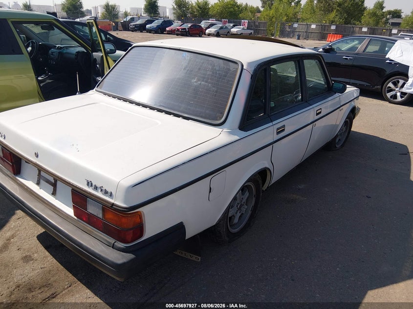 1983 VOLVO 244 auction photo 4