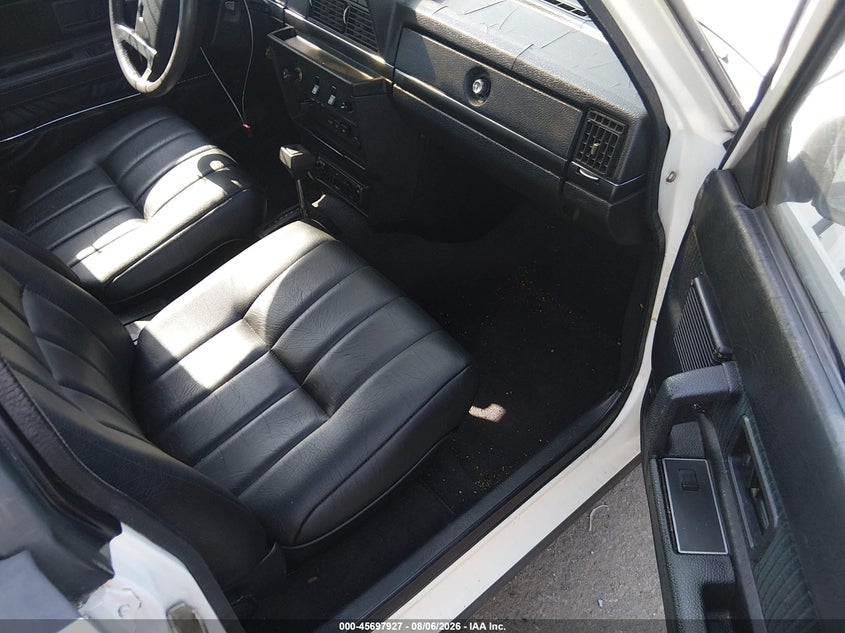 1983 VOLVO 244 auction photo 5