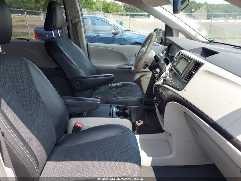 2013 TOYOTA SIENNA auction photo 5