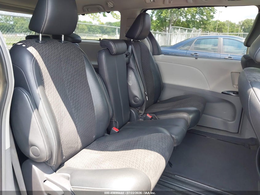 2013 TOYOTA SIENNA auction photo 8