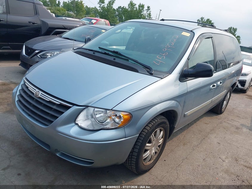 2005 CHRYSLER TOWN & COUNTRY auction photo 2