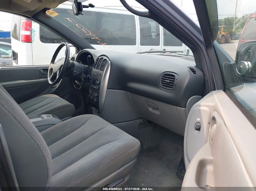 2005 CHRYSLER TOWN & COUNTRY auction photo 5