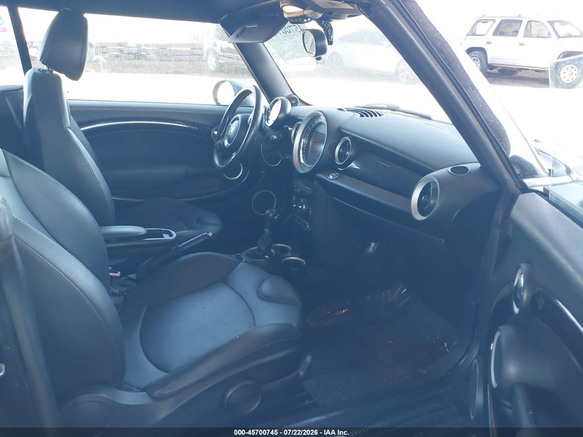2013 MINI CONVERTIBLE auction photo 5