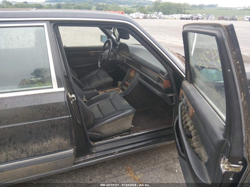 1989 MERCEDES-BENZ 560 auction photo 5