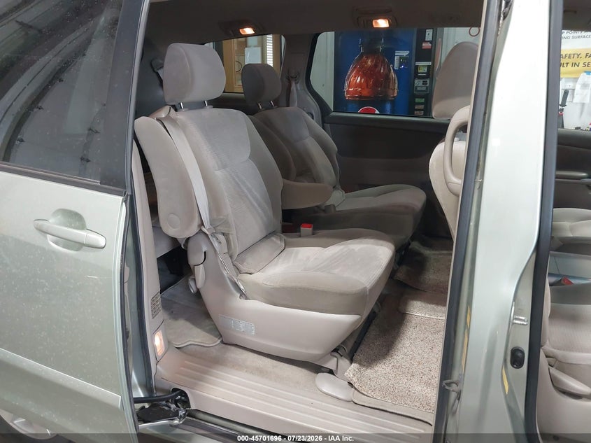 2008 TOYOTA SIENNA auction photo 8