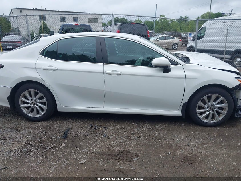 TOYOTA CAMRY - zdjęcie 13