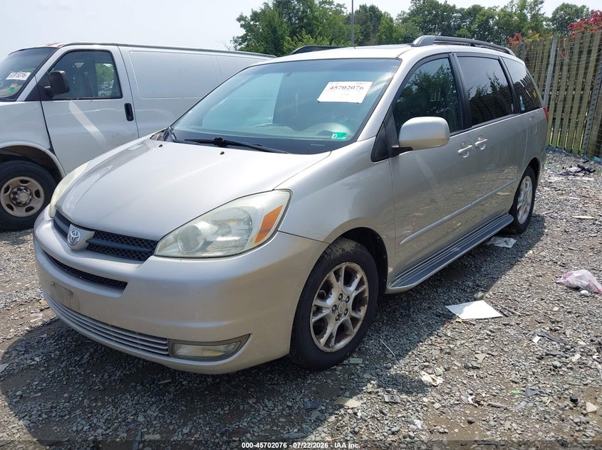 2004 TOYOTA SIENNA auction photo 2