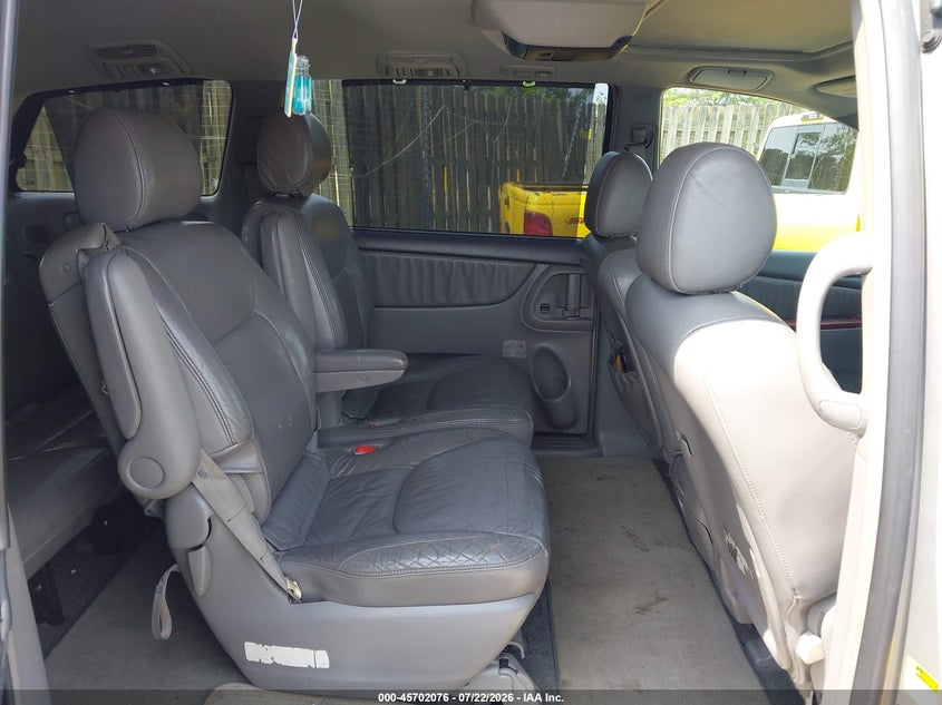 2004 TOYOTA SIENNA auction photo 8