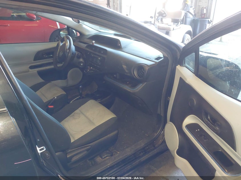 2013 TOYOTA PRIUS C auction photo 5