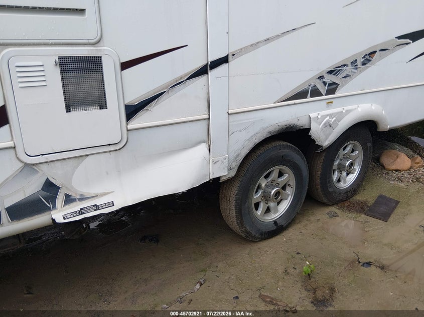 2010 KEYSTONE MONTANNA 5TH WHEEL auction photo 6