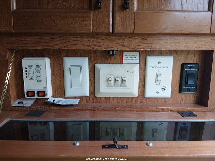 2010 KEYSTONE MONTANNA 5TH WHEEL auction photo 7