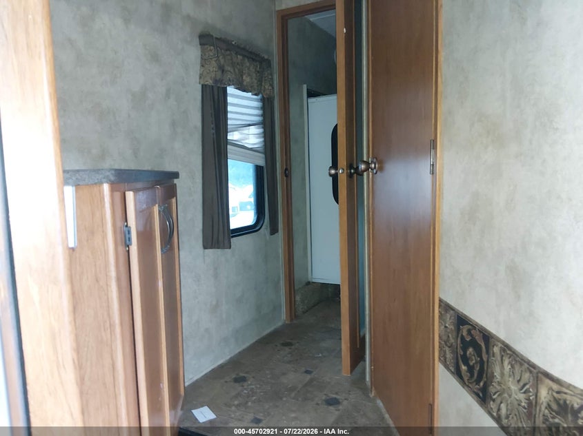 2010 KEYSTONE MONTANNA 5TH WHEEL auction photo 8