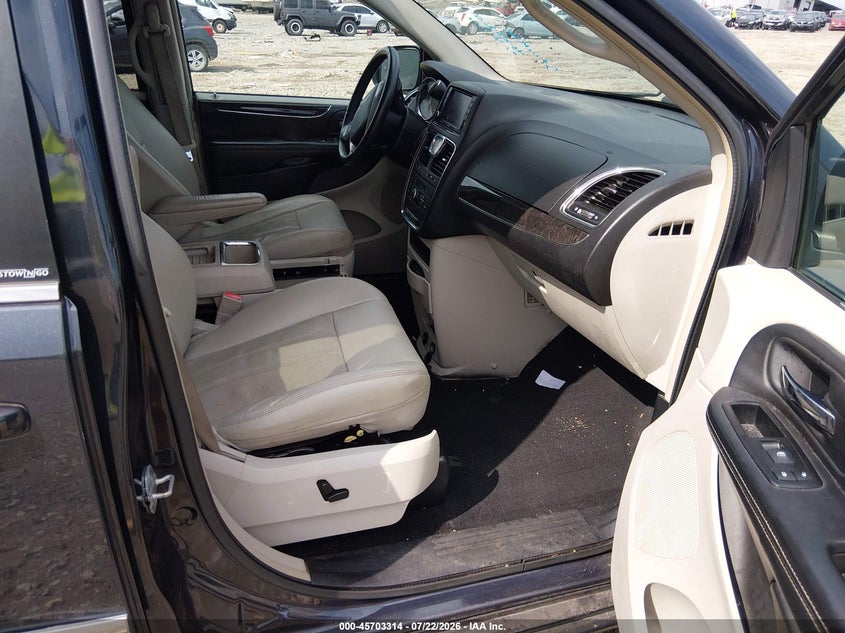 2014 CHRYSLER TOWN & COUNTRY auction photo 5